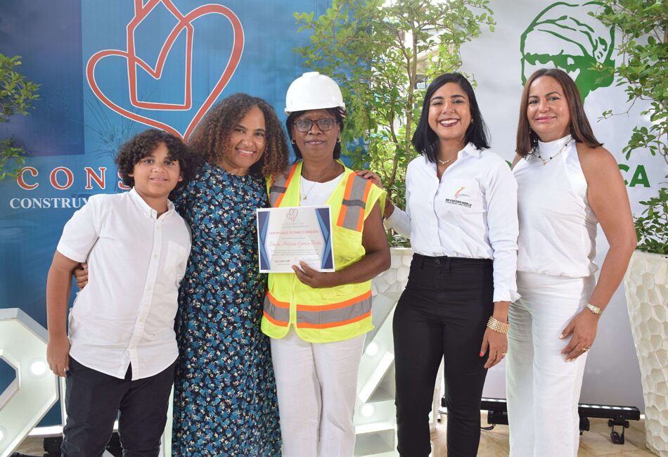 Las mujeres toman losplanos y el nivel: Fundación Constru-Yo gradúa a 17 mujeres técnicas en construcción